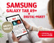 Eine Person hält ein Samsung Galaxy Tab A9+ mit der Zeitung 'WAZ' und dem Text 'GRATIS TABLET' auf einem Tisch mit einer Couch.
